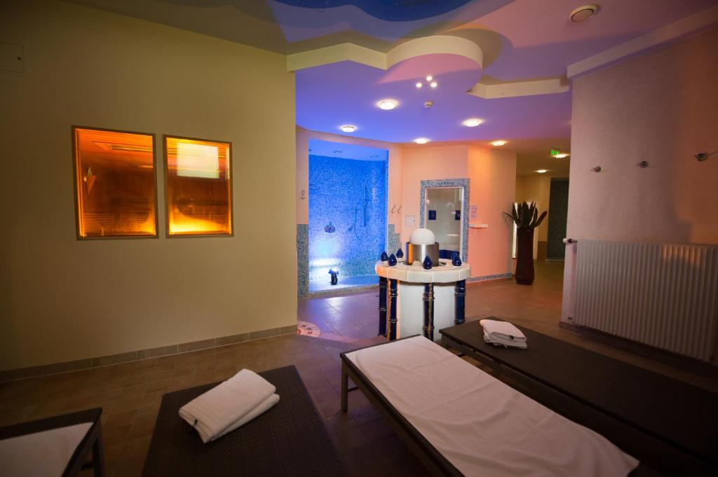 A bed or beds in a room at Hotel Landliebe