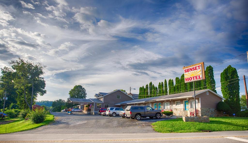 um posto de gasolina com um sinal que lê combustível de garagem em Sunset Motel em Murphy