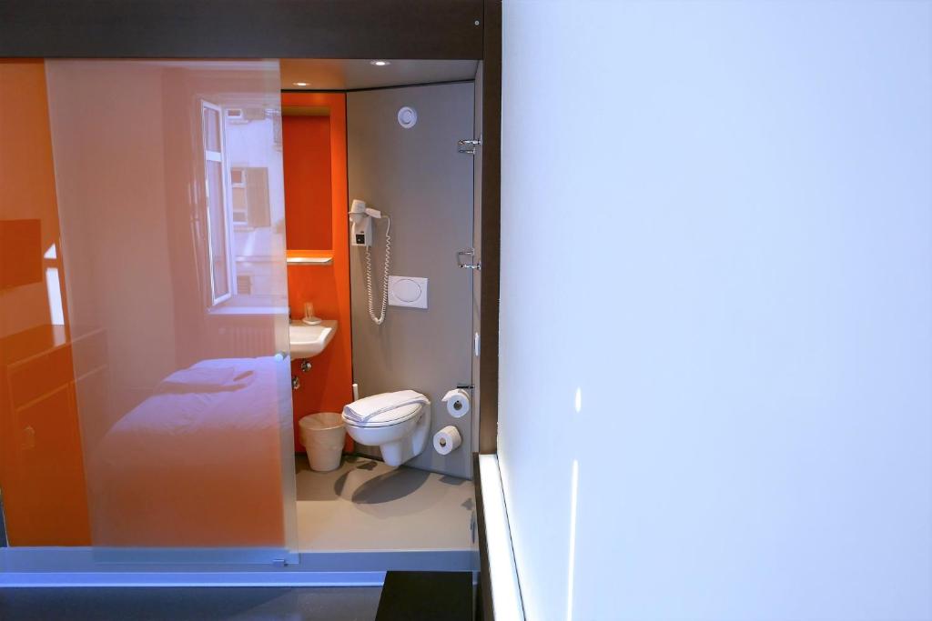 Un baño de easyHotel Zürich City Centre