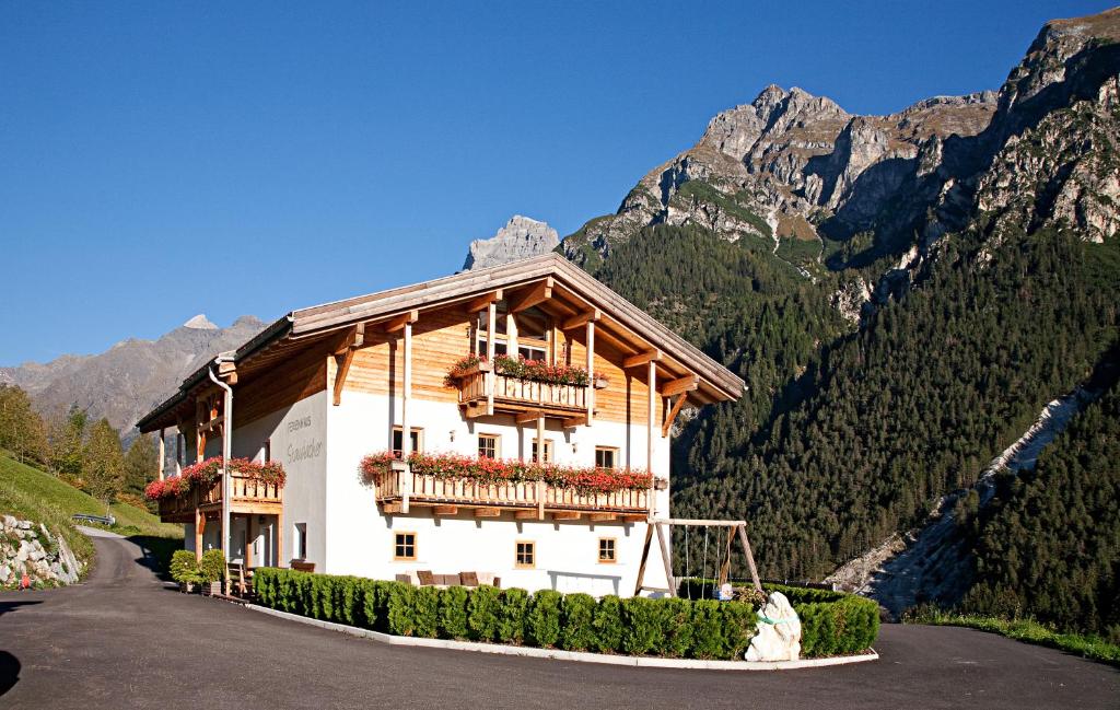 ein Gebäude mit Balkon an der Seite eines Berges in der Unterkunft Ferienhaus Staudacher in Brenner