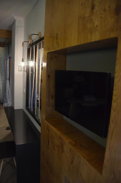 Televízia a/alebo spoločenská miestnosť v ubytovaní Anestis Home
