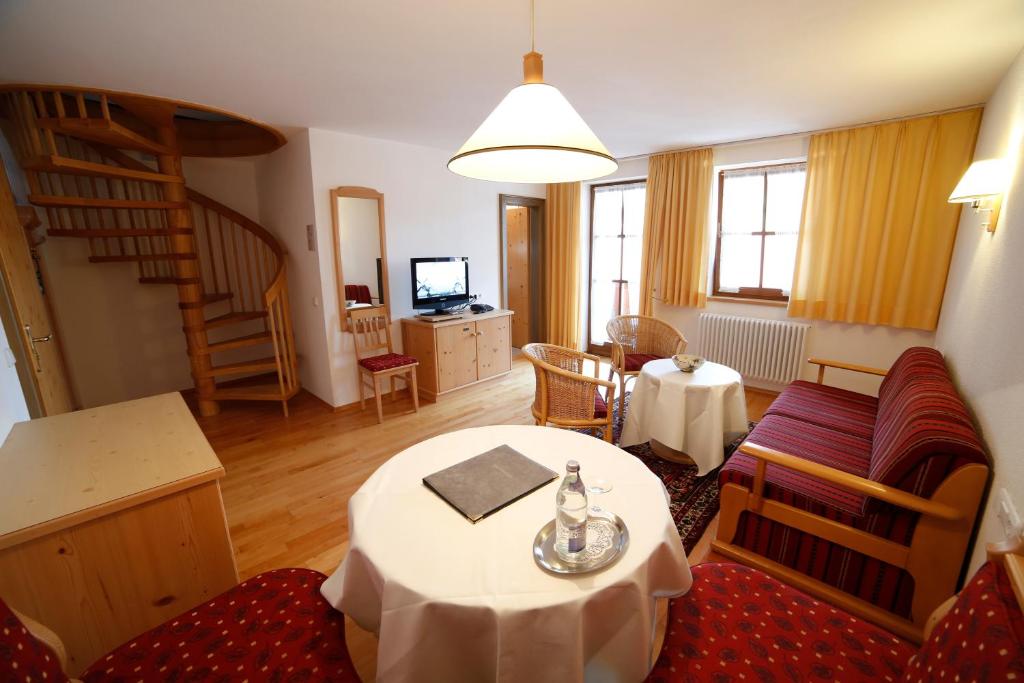 TV a/nebo společenská místnost v ubytování Hotel Oberschmied