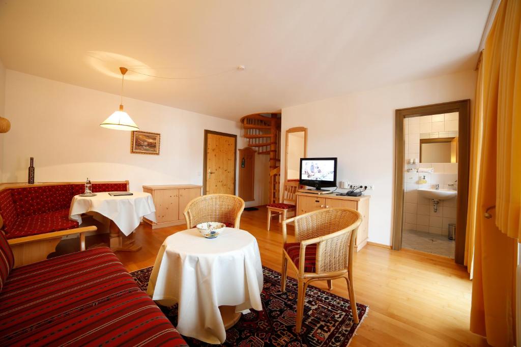 TV a/nebo společenská místnost v ubytování Hotel Oberschmied