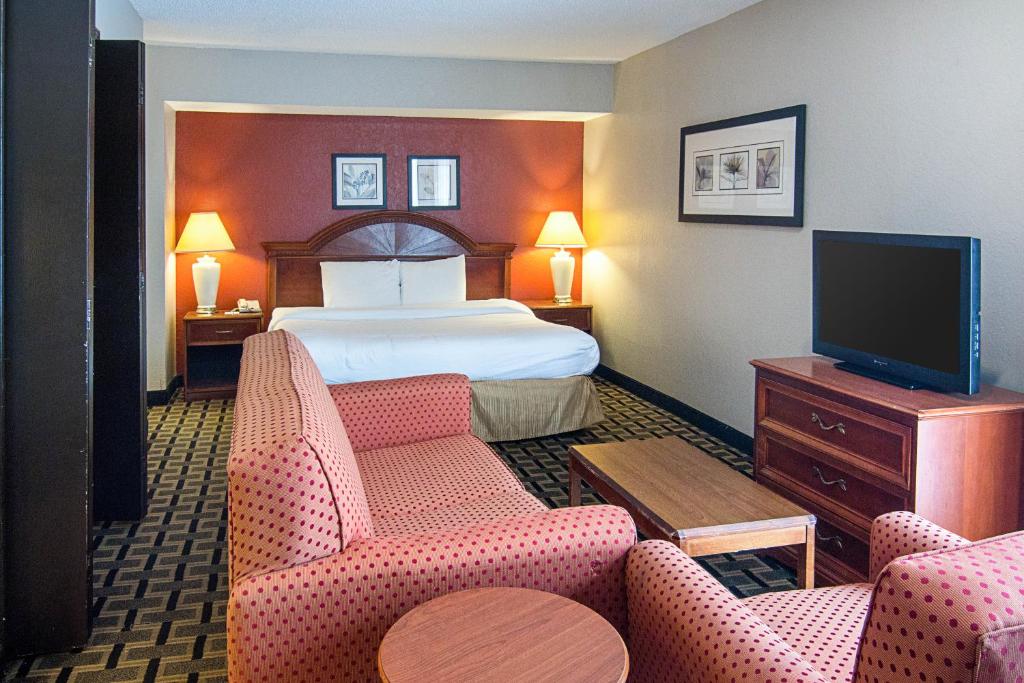 ein Hotelzimmer mit einem Bett und einem TV in der Unterkunft Extended Studio Suites Hotel- Bossier City in Bossier City