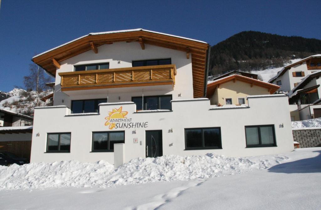 un edificio con nieve delante en Apartment Sunshine, en Nauders