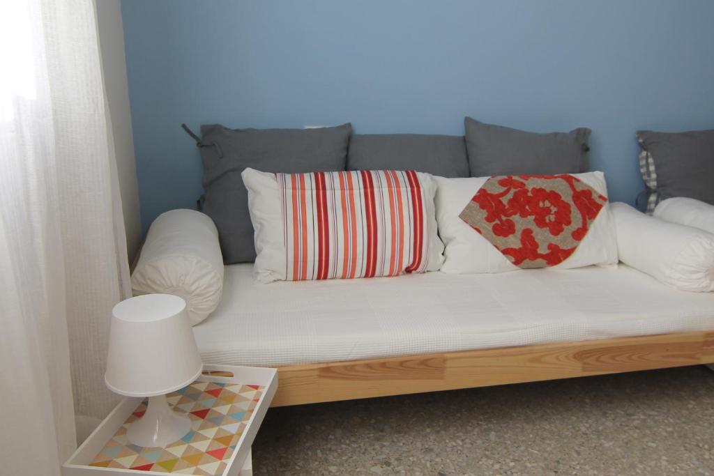 A bed or beds in a room at Robin's nest