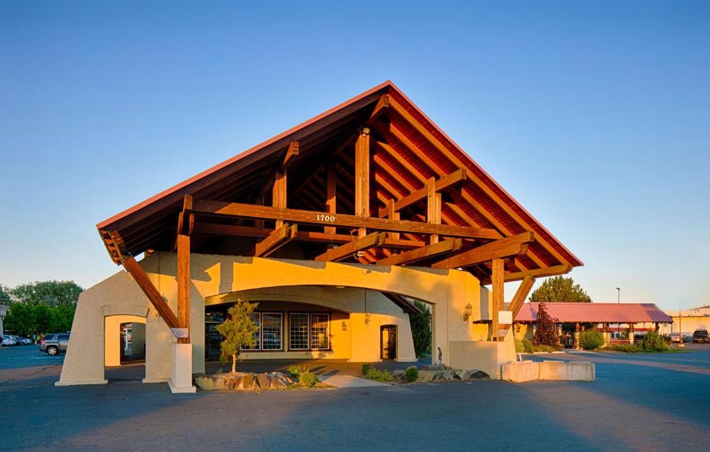 a large building with a wooden roof on top at Red Lion Hotel Ellensburg in Ellensburg