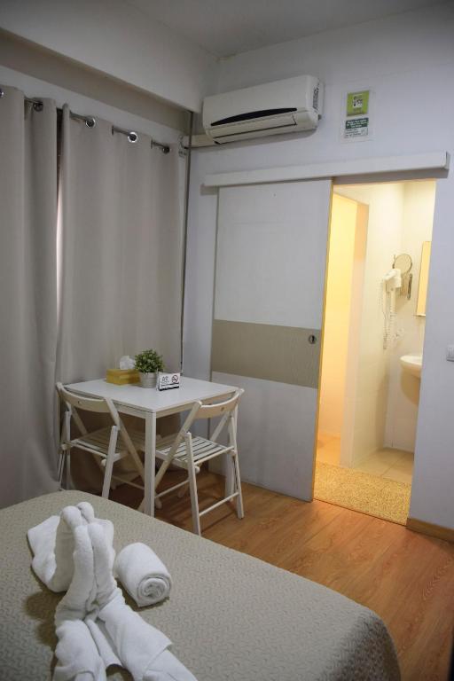 VALENCIA SUITS YOU Centro Histórico, Establecimiento Automatizado-Fast Auto Check in&Out, Solo para Adultos-Adults only - Small Double Room With Private Bathroom