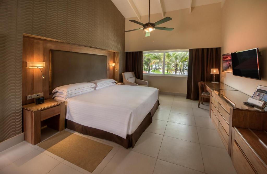 TV a/nebo společenská místnost v ubytování Occidental Punta Cana - All Inclusive