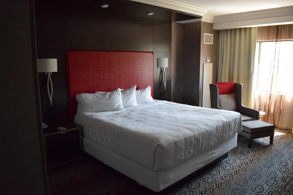 una habitación de hotel con una cama grande y una silla en Caesars Southern Indiana en Elizabeth