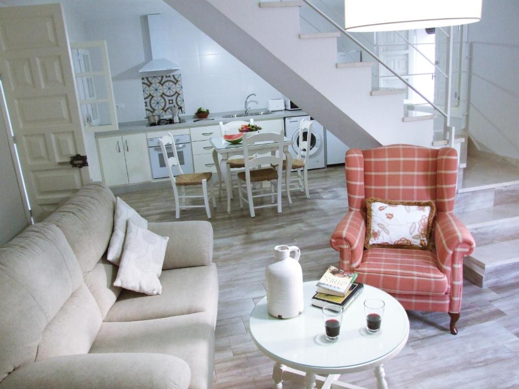 ein Wohnzimmer mit einem Sofa und einem Tisch in der Unterkunft Casa Martina in El Bosque