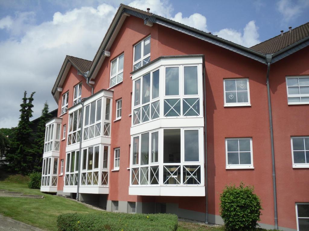 een uitzicht op een rood gebouw met witte ramen bij Apartment Sonnenschein in Braunlage