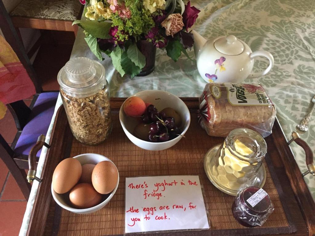 un vassoio con uova e frutta su un tavolo con un biglietto di Muddy Creek Cutting a Lauder