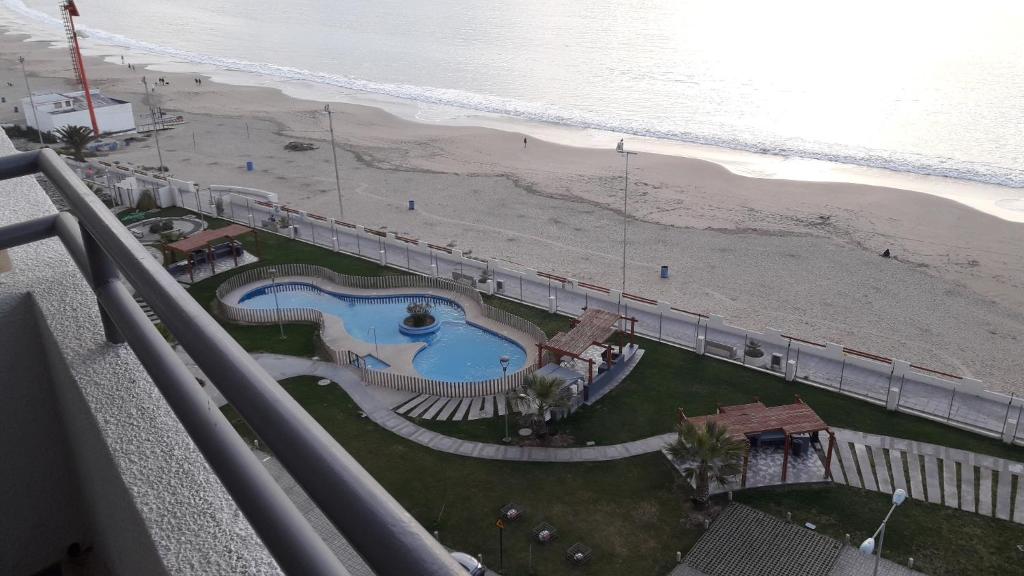 una vista aérea de una piscina junto a la playa en Departamento en Playa La Herradura, en Coquimbo