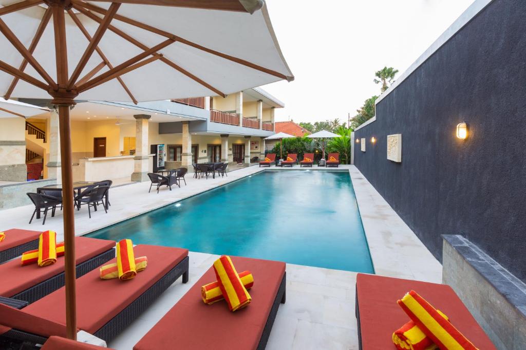 una imagen de una piscina en una villa en Kubu Petitenget Suite en Seminyak