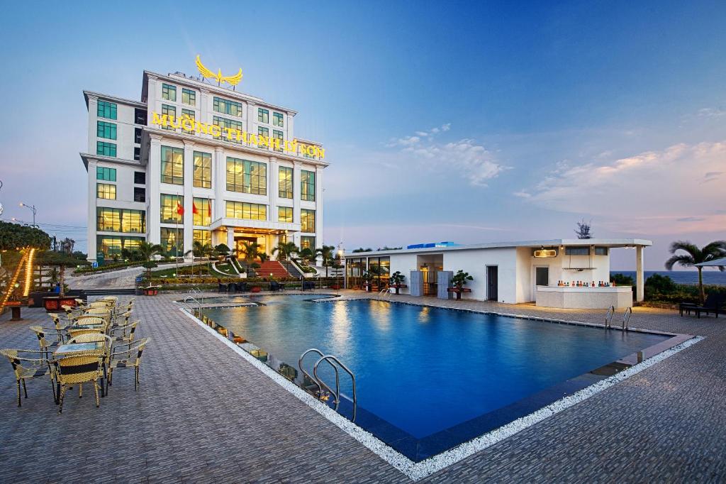 un hôtel avec une piscine en face d'un bâtiment dans l'établissement Muong Thanh Holiday Ly Son, à Ly Son