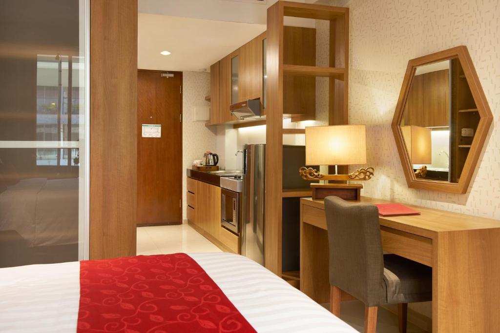 Kuchyň nebo kuchyňský kout v ubytování Ramada Encore by Wyndham Bali Seminyak