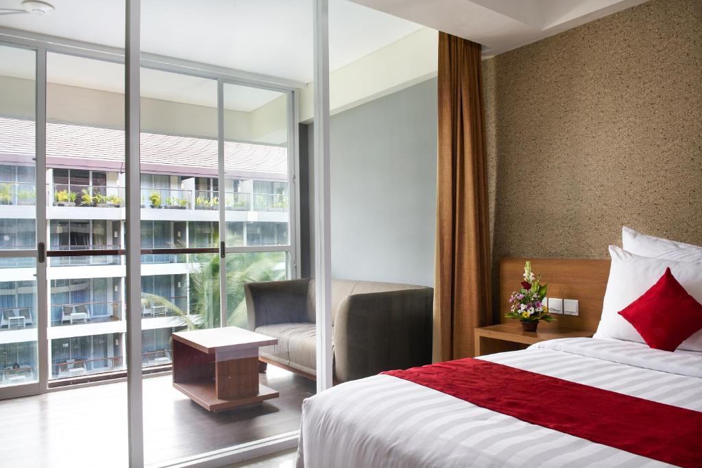 Postel nebo postele na pokoji v ubytování Ramada Encore by Wyndham Bali Seminyak