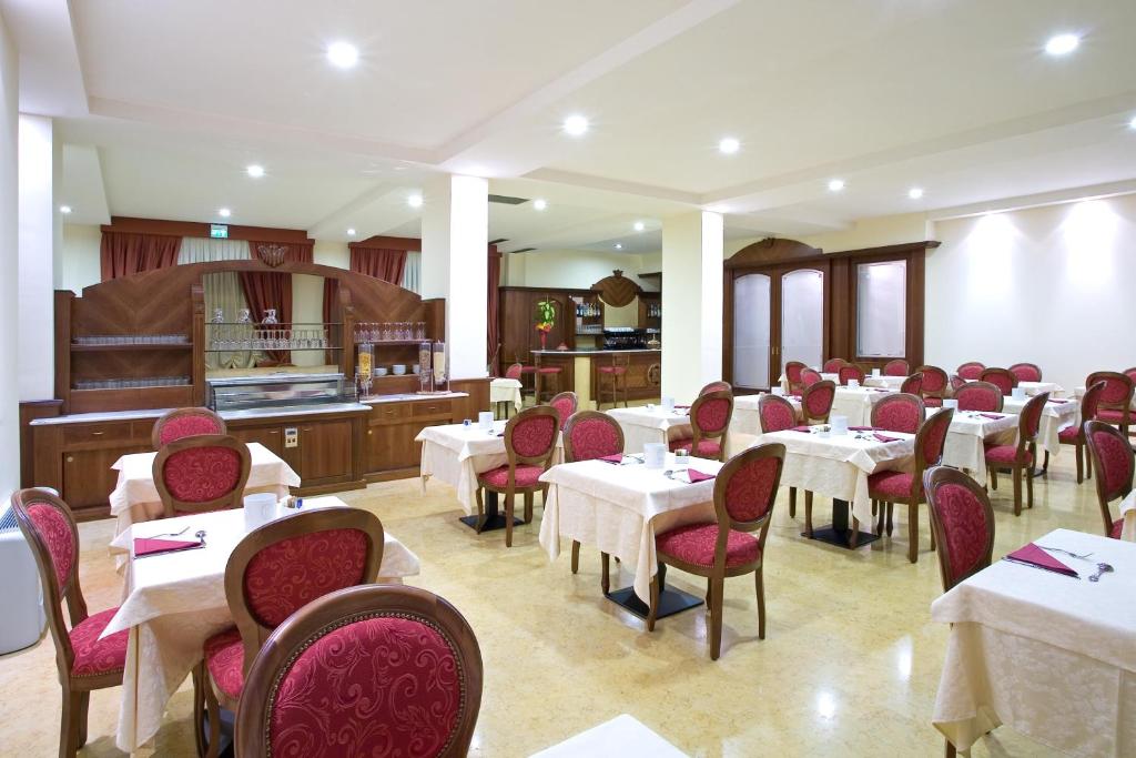 Reštaurácia alebo iné gastronomické zariadenie v ubytovaní Hotel Marconi