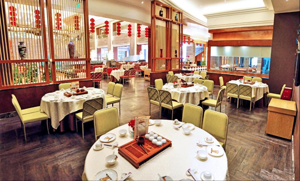 Restoran või mõni muu söögikoht majutusasutuses Cinese Hotel Dongguan Shijie