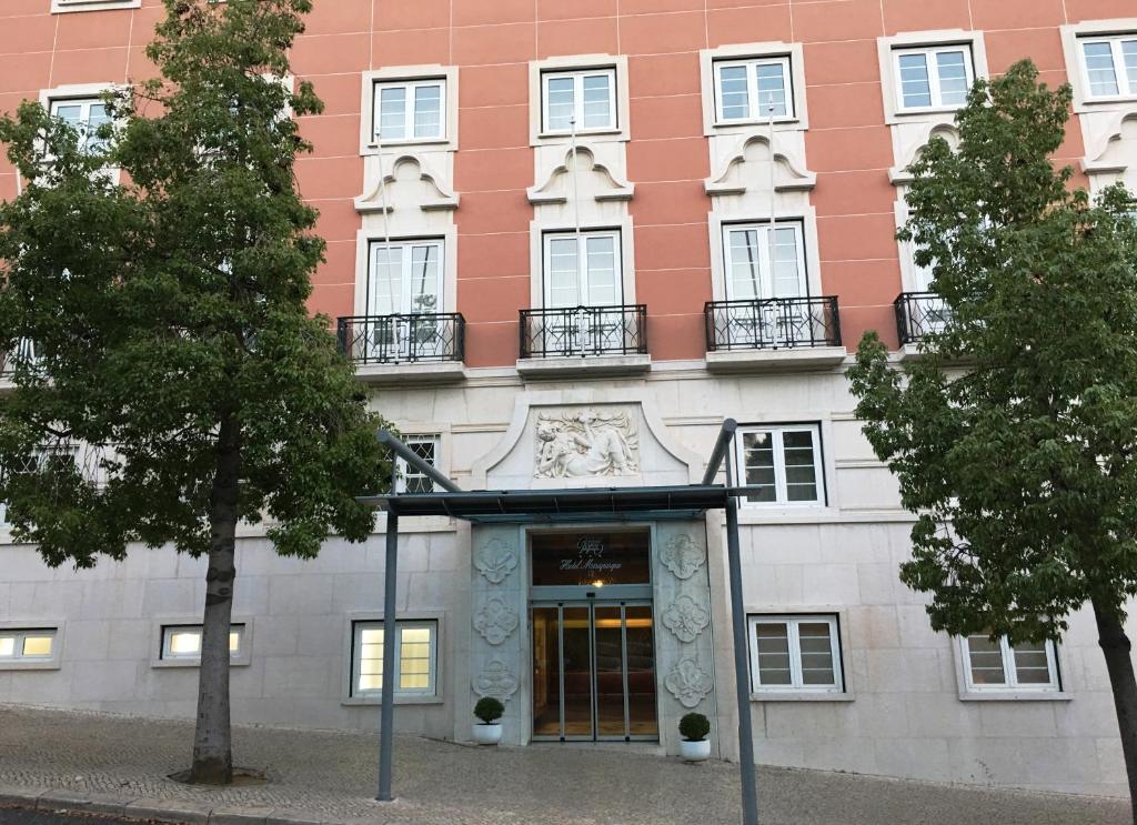 un bâtiment avec une porte devant lui dans l'établissement Hotel Miraparque, à Lisbonne