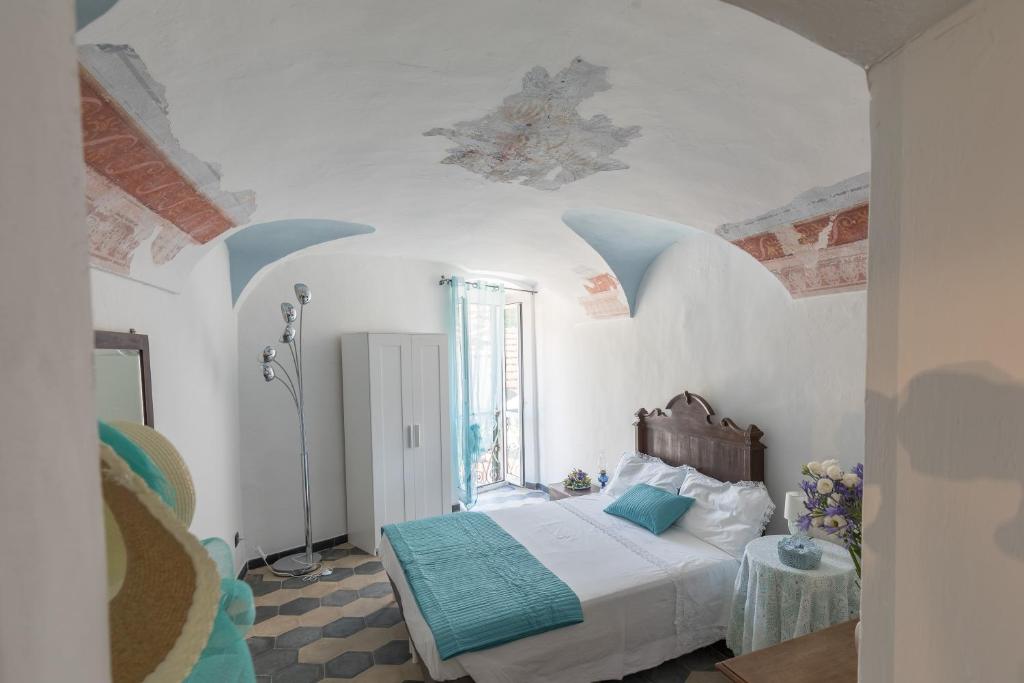 1 dormitorio con 1 cama en una habitación con techo en DUSSAIGA - Camera Del Fiordaliso, en Dolceacqua