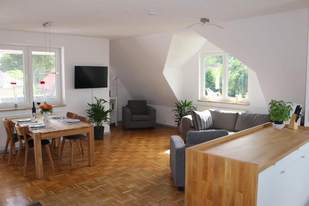 ein Wohnzimmer mit einem Sofa und einem Tisch in der Unterkunft Ferienwohnung Familie Baasch in Embsen