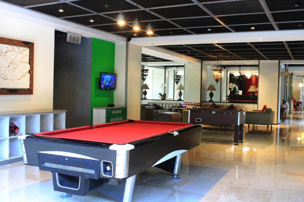 Biliár nebo kulečník v ubytování Ramada Encore by Wyndham Bali Seminyak