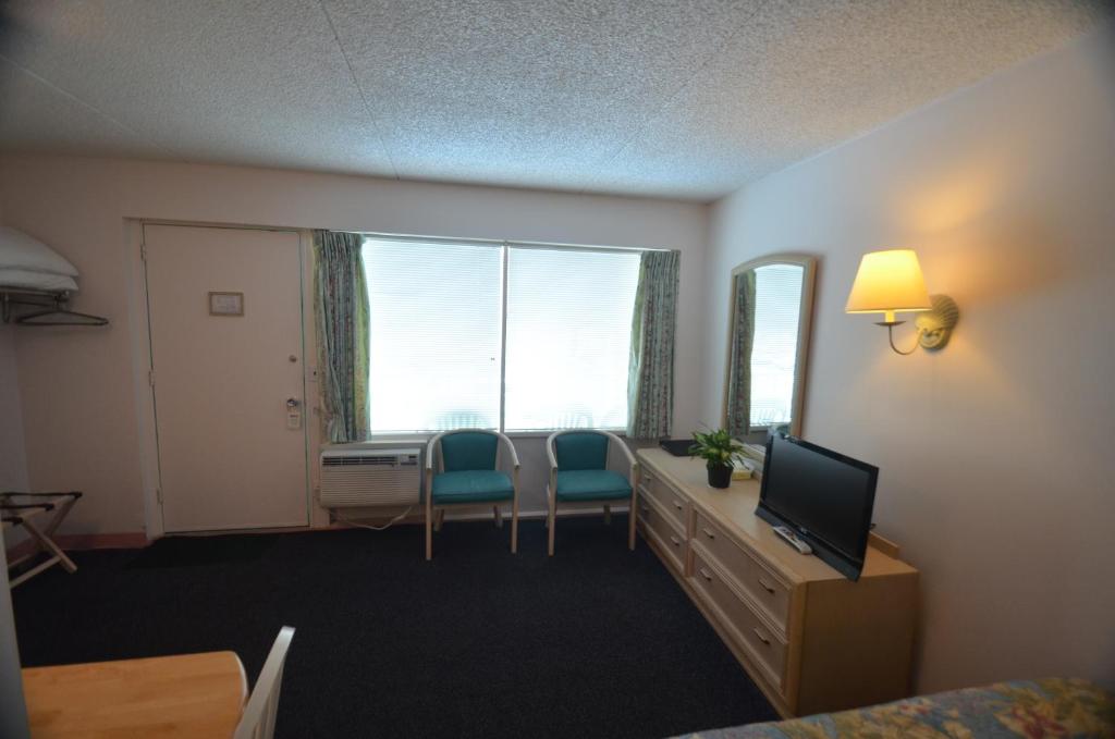 TV a/nebo společenská místnost v ubytování Sea Scape Inn
