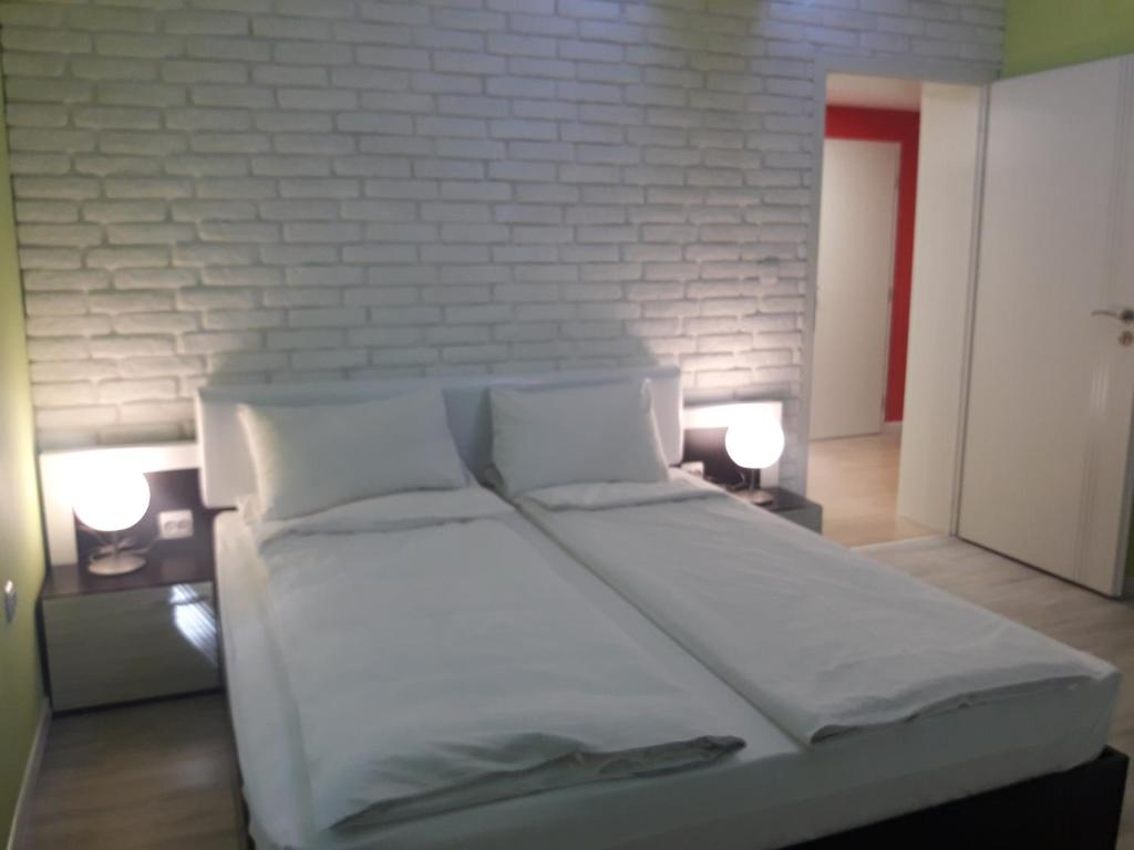 ヴァルナ・シティにあるShishkova 3 Apartmentのベッド(白いシーツ、枕付)