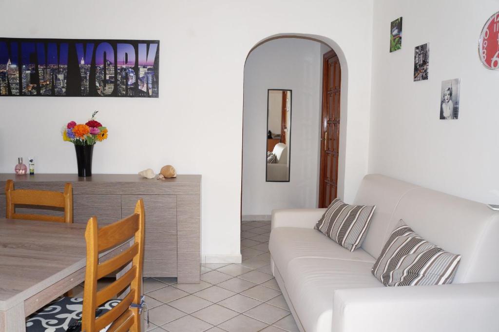 阿沃拉Villa Ana Maria的客厅里有一张白色的沙发和一张桌子