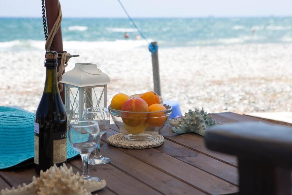 een fruitschaal op een tafel naast het strand bij Aquarian Beachfront Apartment in Larnaka