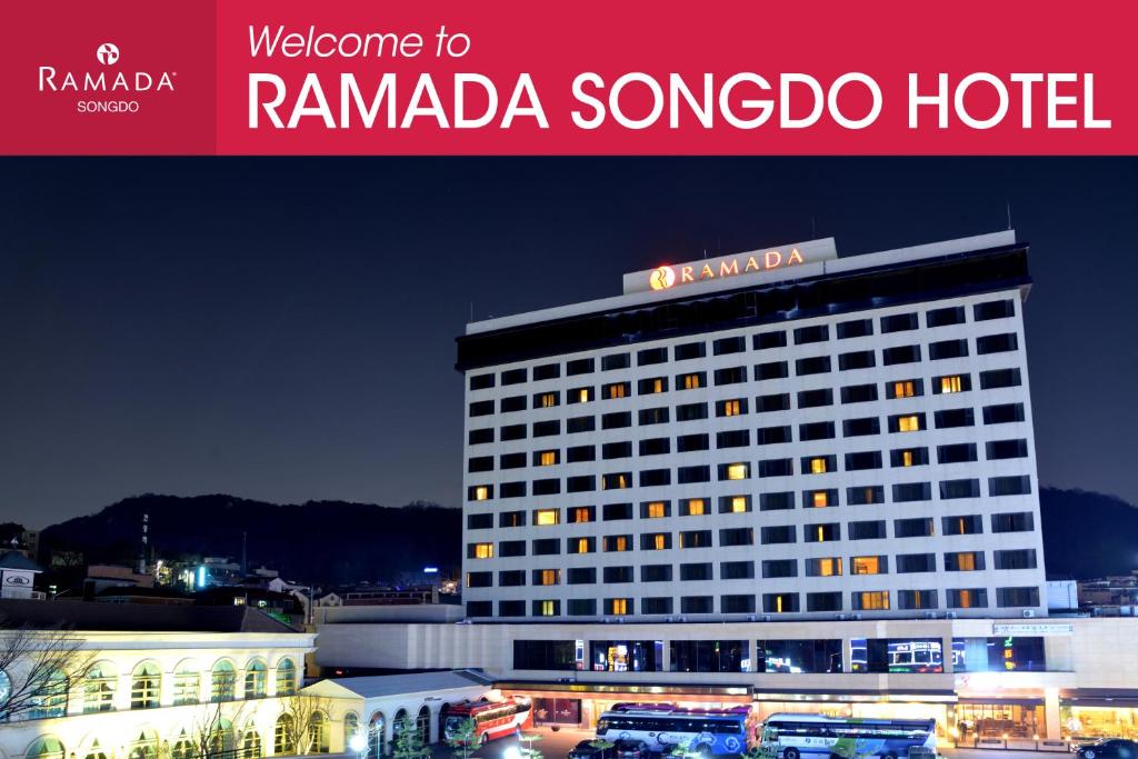 um hotel com uma placa que lê ramapo sango hotel em Ramada by Wyndham Songdo em Incheon