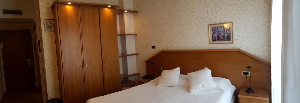Postel nebo postele na pokoji v ubytování Hotel Ariston