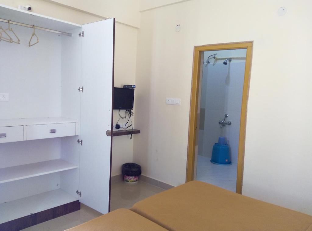 Postel nebo postele na pokoji v ubytování Suvarna Compact