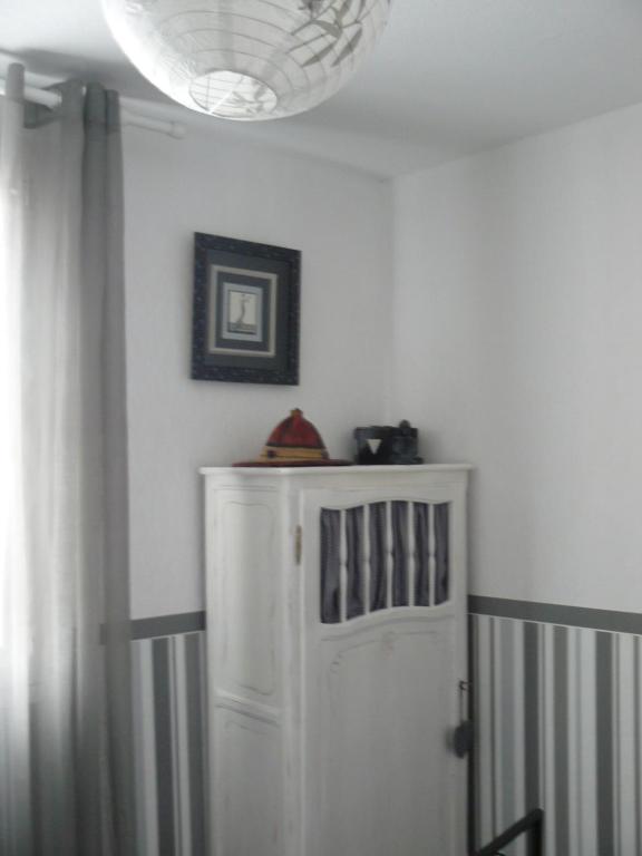 a white refrigerator in a room with a ceiling at Proximite circuit 24 heures in Le Mans