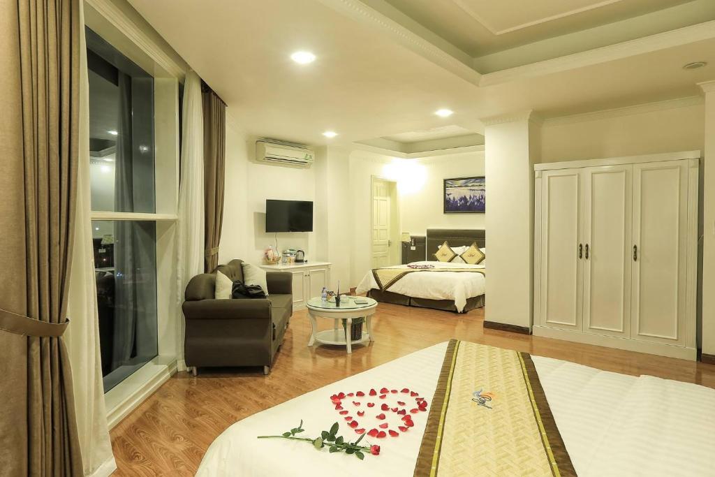 Khu vực ghế ngồi tại Royal Hotel