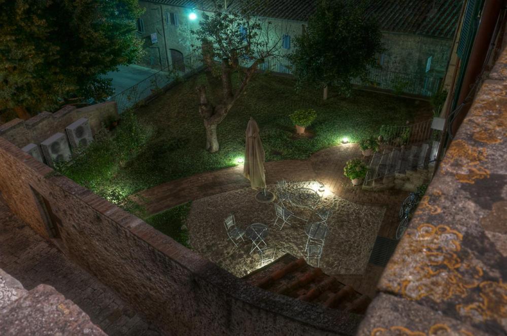 an overhead view of a garden at night with an umbrella at Arnolfo B&B in Colle Val D'Elsa