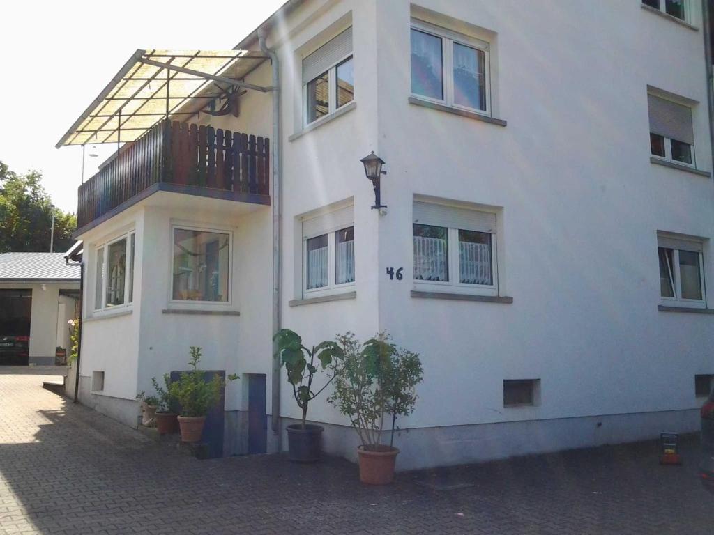 um edifício branco com uma janela e uma varanda em Ferienwohnung bei Michels em Ober-Kinzig