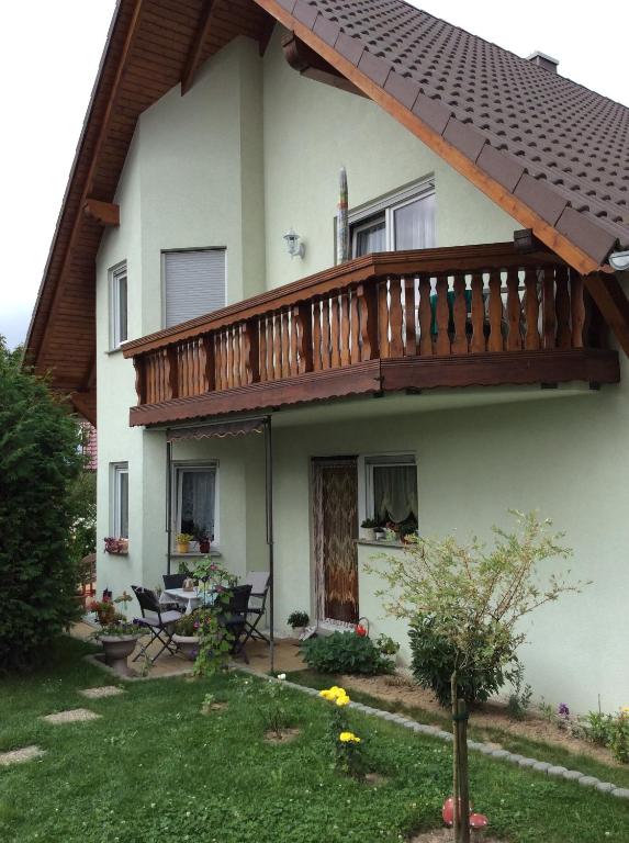 a house with a wooden deck on the side of it at Zimmervermietung im Eigenheim in Göda