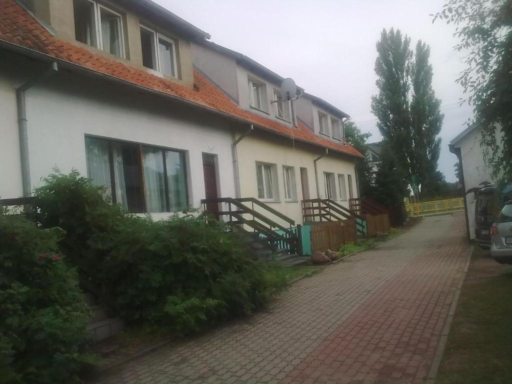 ビルカシにあるKwatery Noclegi pracowniczeのレンガ造りの歩道がある家