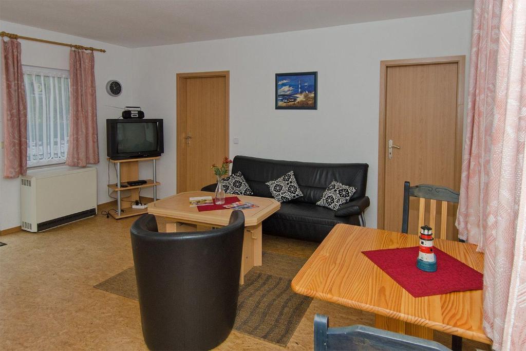 ein Wohnzimmer mit einem Sofa und einem Tisch in der Unterkunft Ferienwohnung am Berg (2 Erw. & 2 Kinder bis14 Jahre) in Groß Banzelvitz