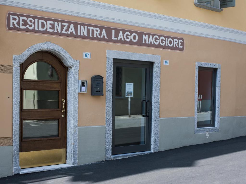 un edificio con una porta e un cartello sopra di Residenza Intra Lago Maggiore a Verbania