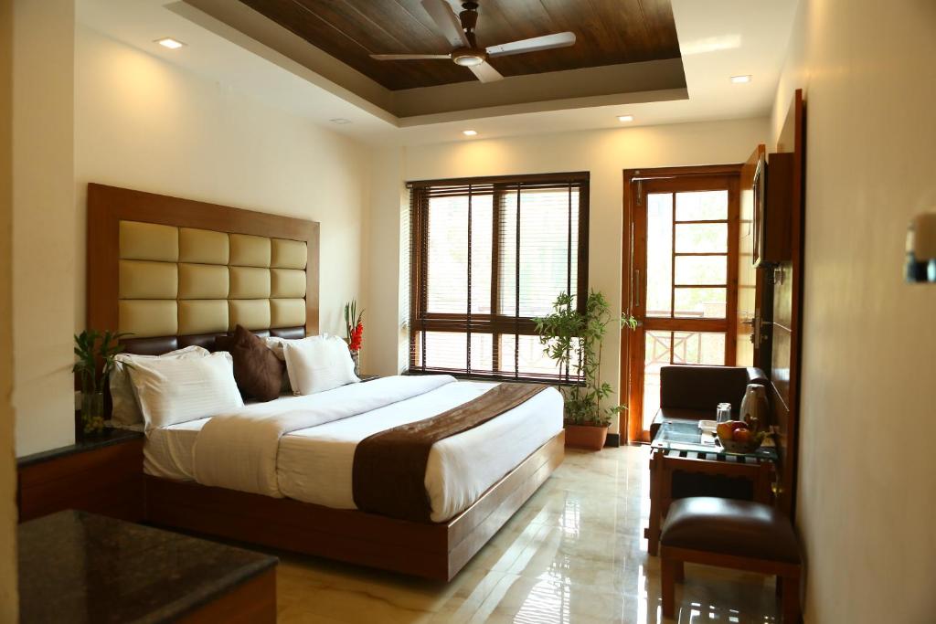 una camera da letto con un letto grande in una stanza di Hotel Devlok Primal a Mussoorie