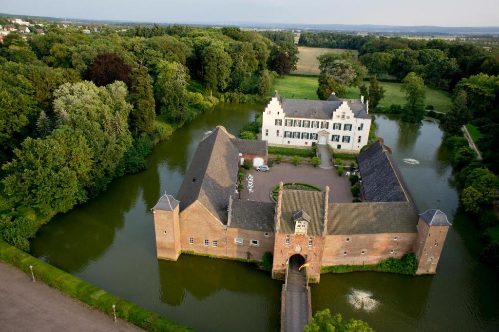 - une vue aérienne sur un château au milieu d'une rivière dans l'établissement Burg Heimerzheim, à Swisttal