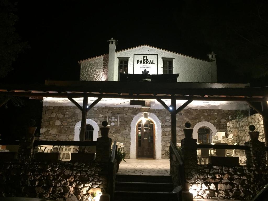 Posada El Parral في بن وقاص: مبنى به لافتة تقرأ pitaarma في الليل