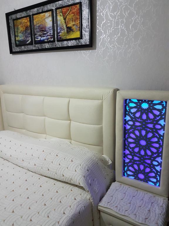 Een bed of bedden in een kamer bij Jawharat Tetouan