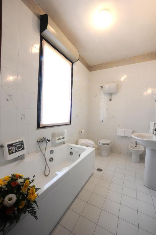 Koupelna v ubytování Hotel Excelsior