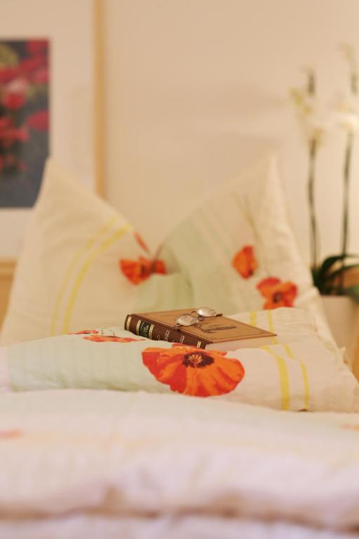 A bed or beds in a room at Appartements Beikircher