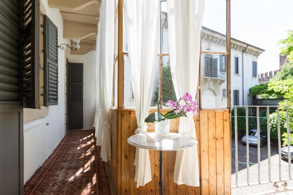 Balkón nebo terasa v ubytování Palazzo Fracastoro